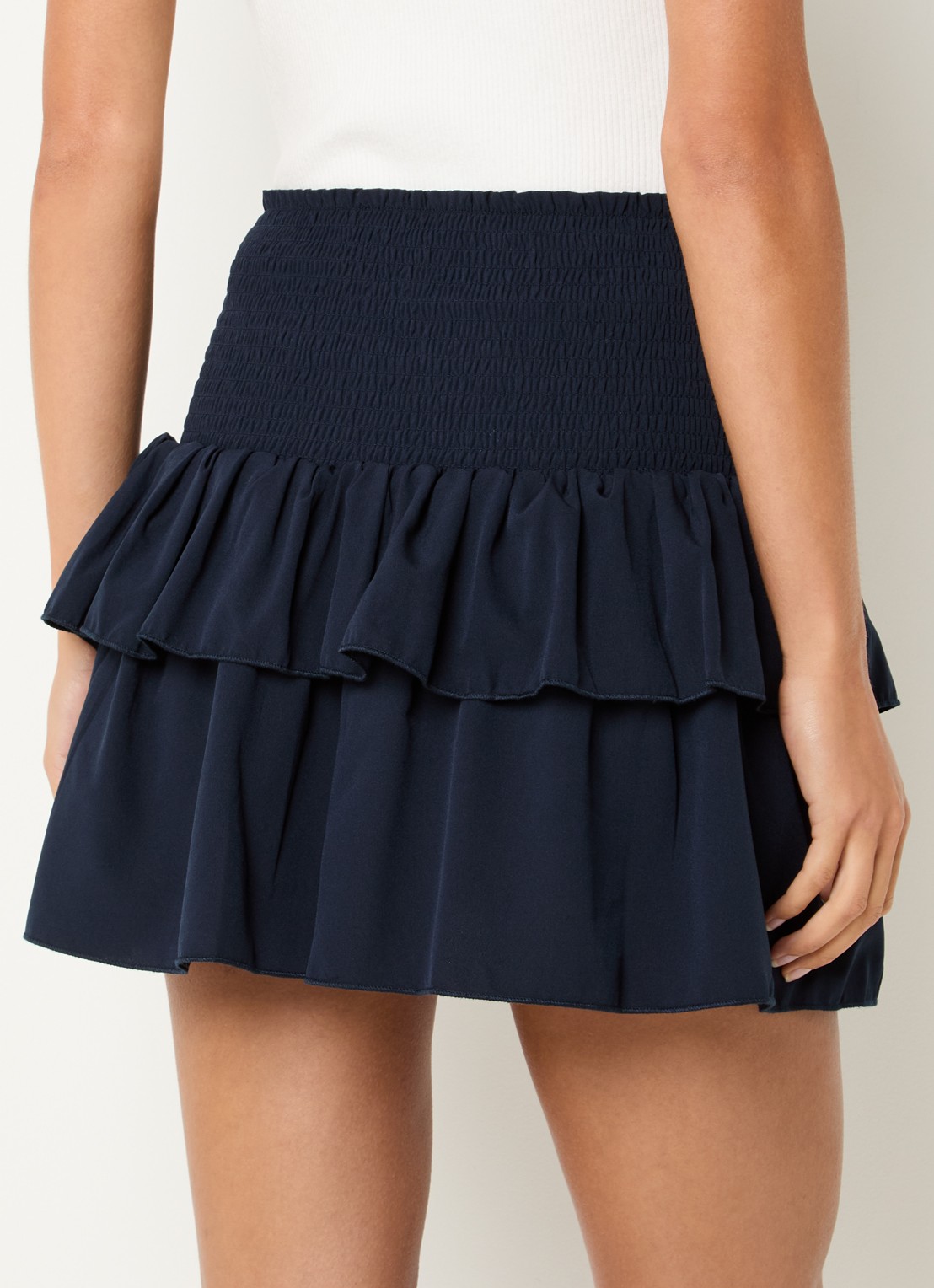 Neo Noir Carin minirok met smockwerk en volant  - achterkant donkerblauw
