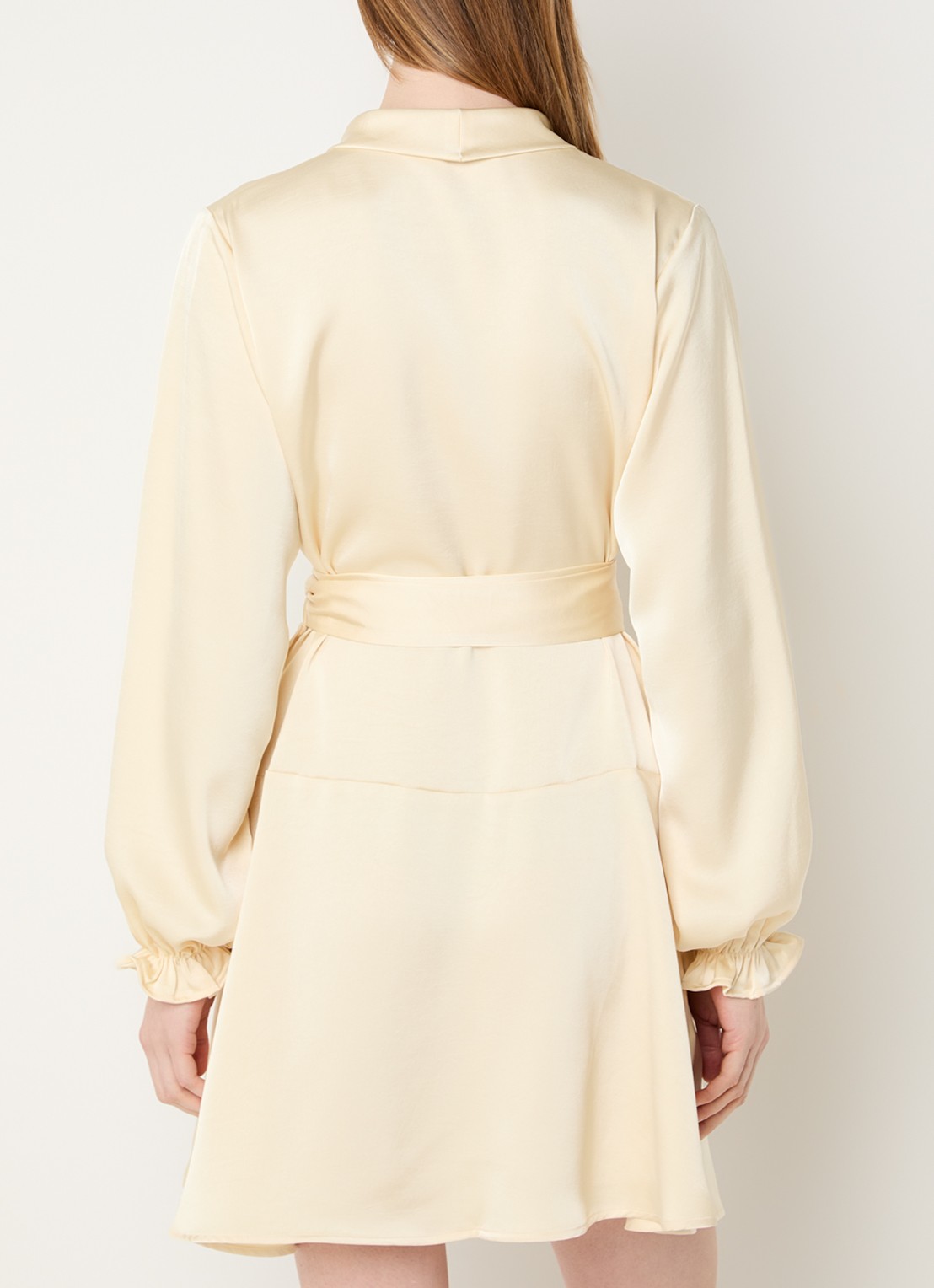 Neo Noir Colbie mini jurk van satijn met strikceintuur - achterkant lichtgeel
