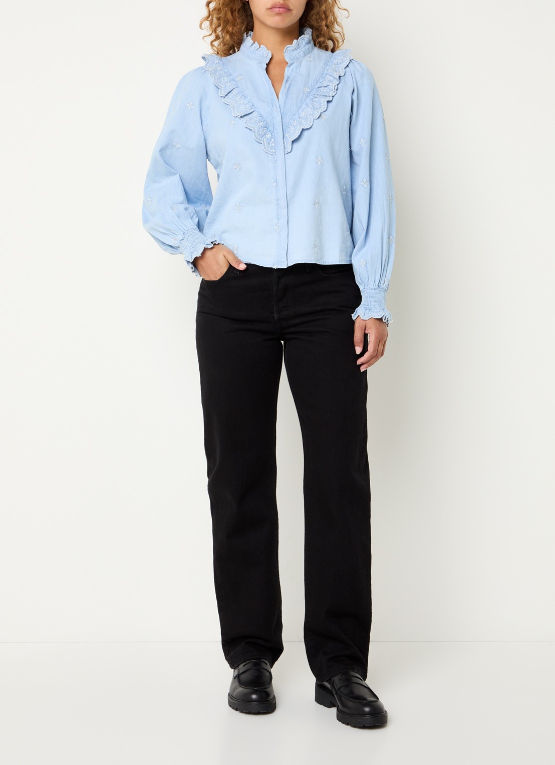 Neo Noir Degas blouse met bloemborduring - voorkant 3 lichtblauw