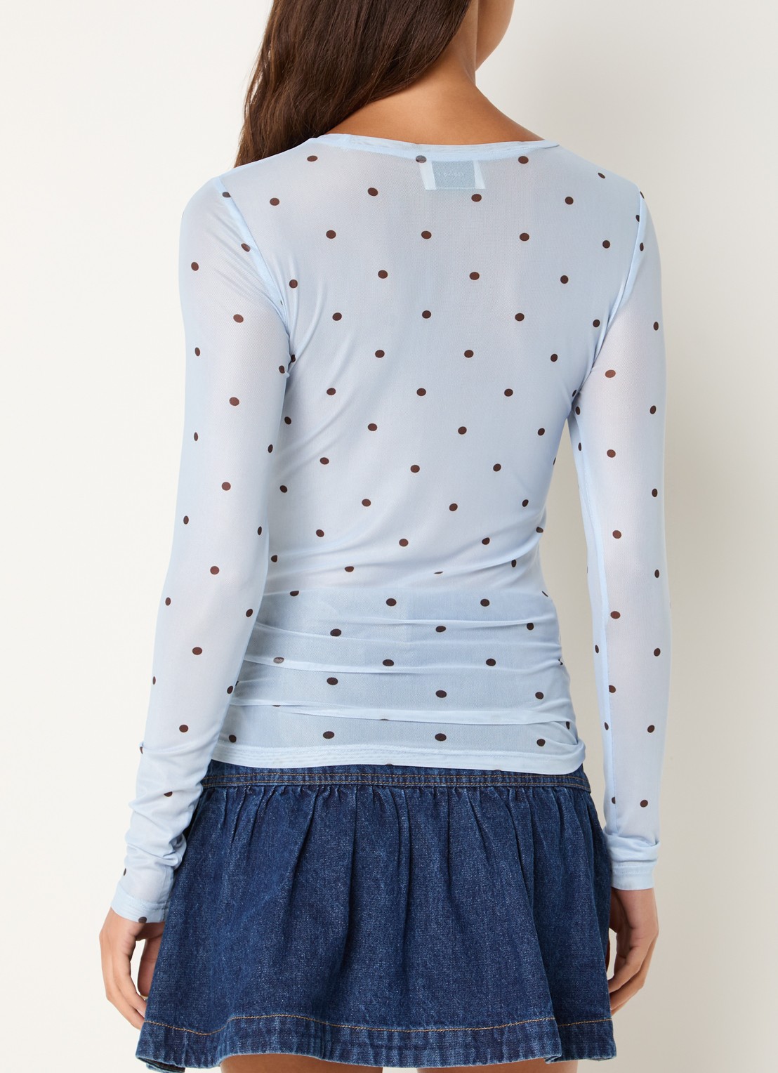 Neo Noir Ella Space semi-transparante top van mesh met stippenprint - achterkant lichtblauw