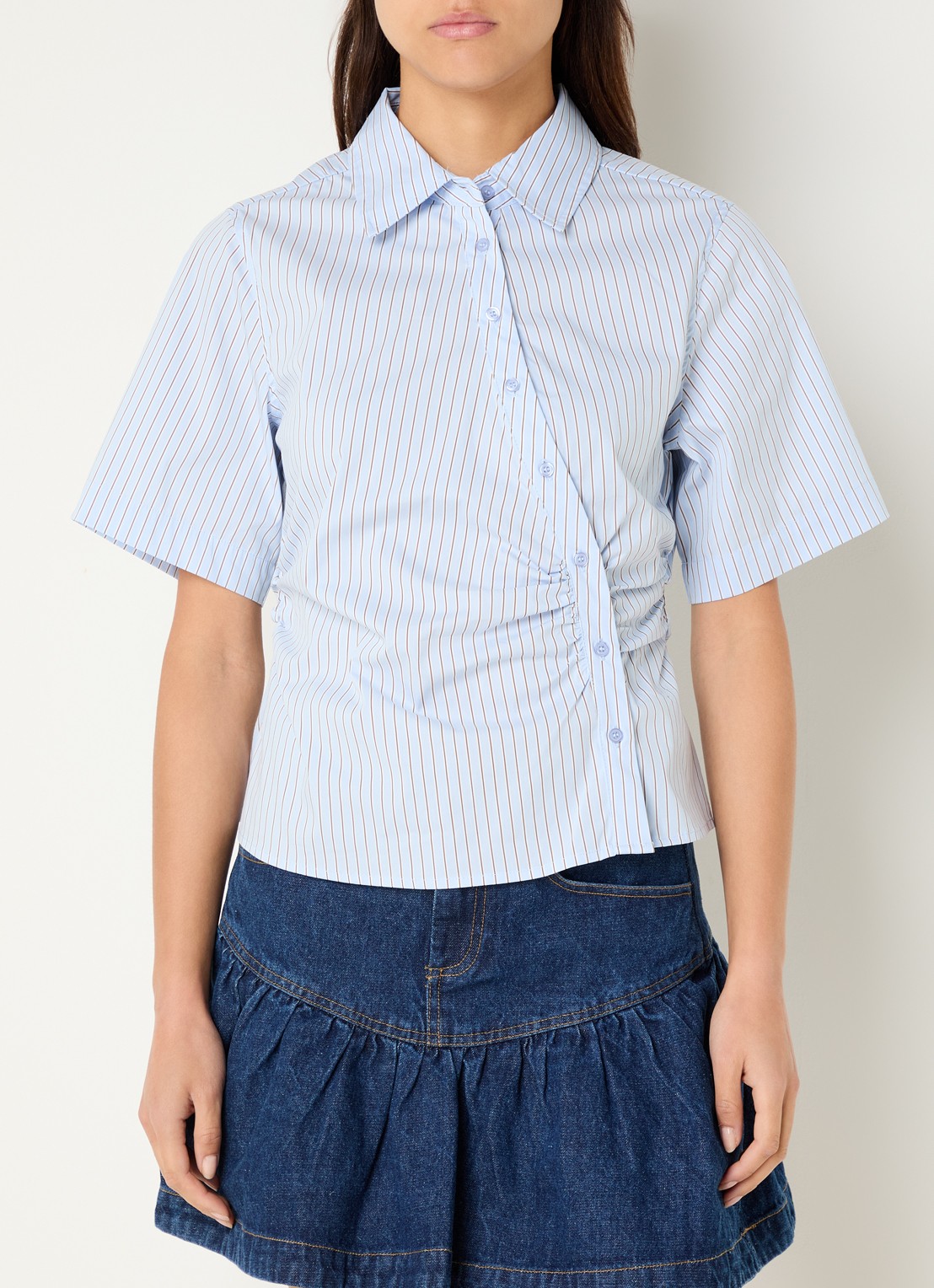 Neo Noir Hazel Stripe asymmetrische blouse met streepprint - detail 3 lichtblauw