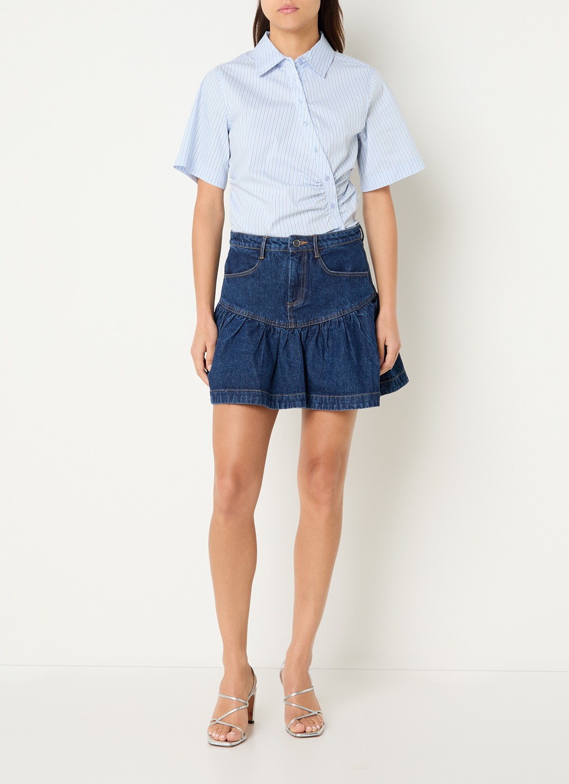 Neo Noir Hazel Stripe asymmetrische blouse met streepprint - voorkant 2 lichtblauw