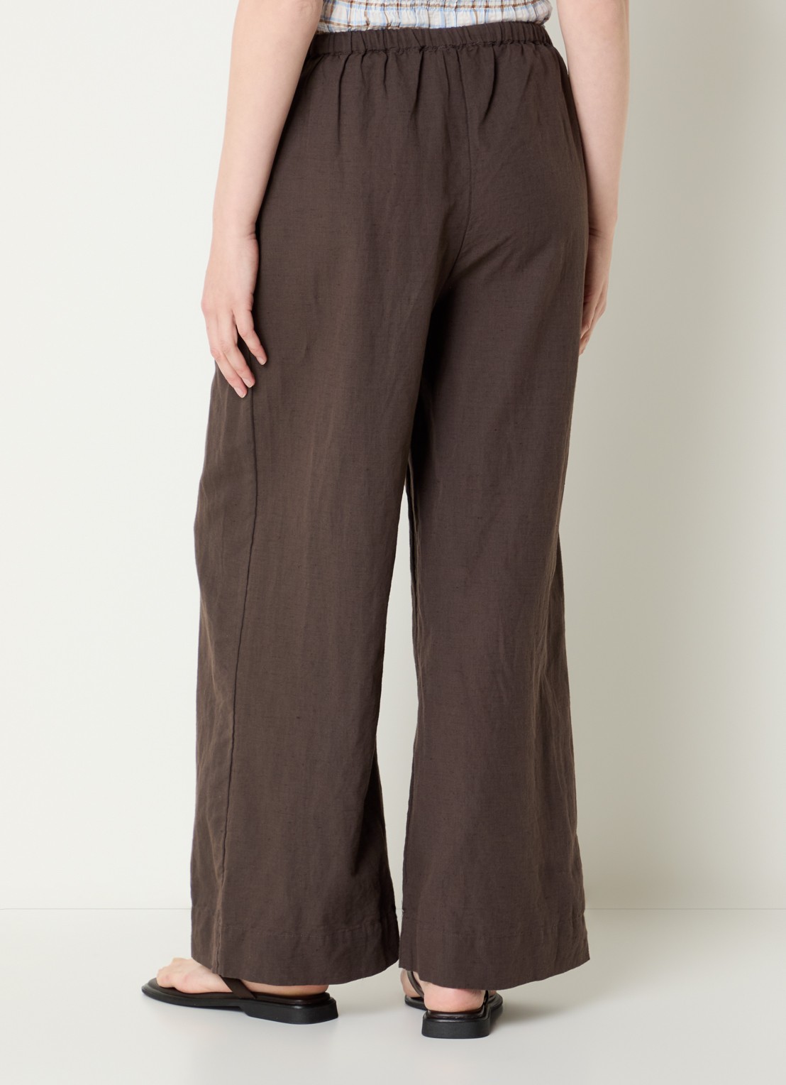Neo Noir Heifa high waist wide fit broek in linnenblend met steekzakken  - achterkant 2 donkerbruin