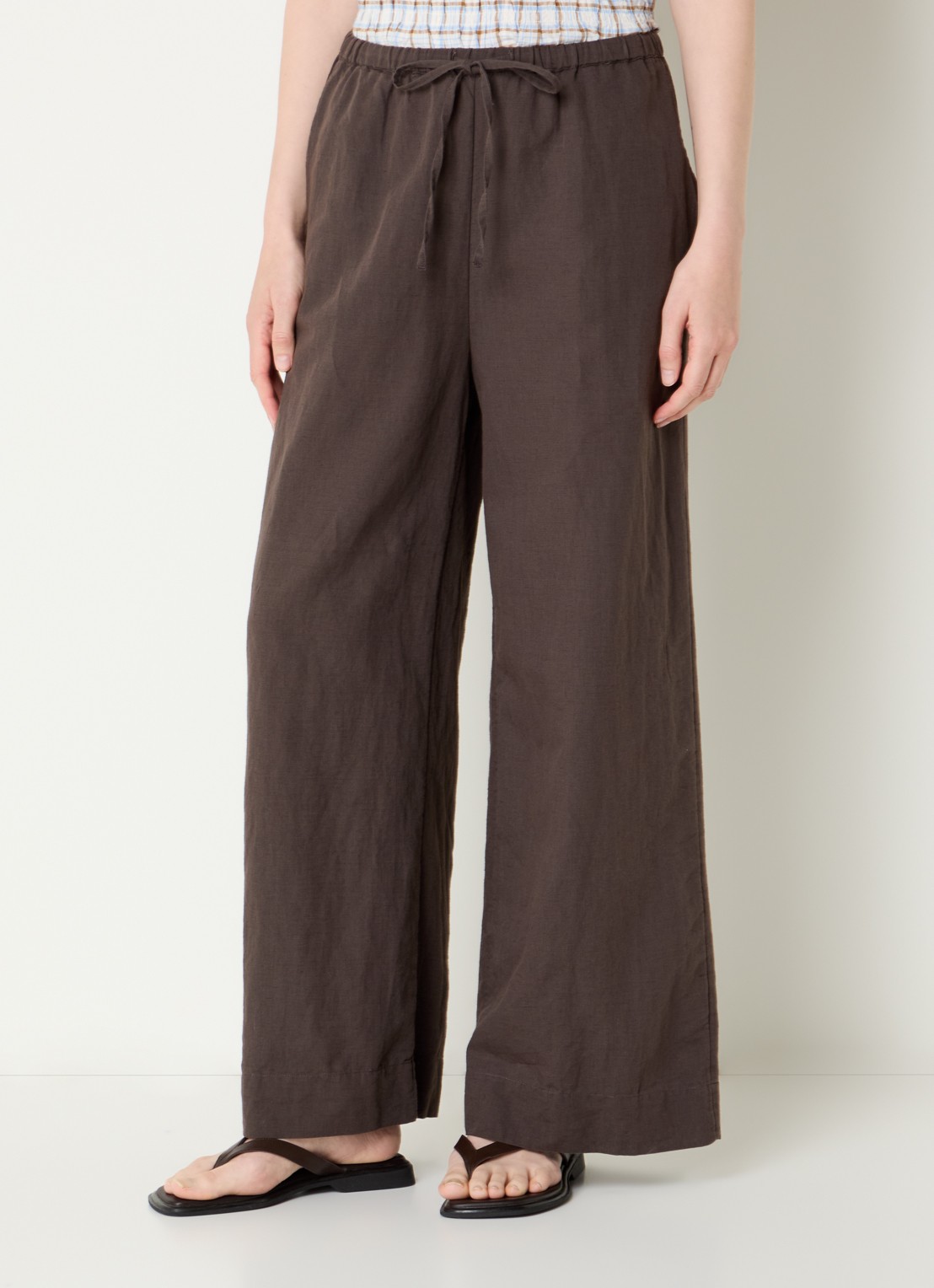 Neo Noir Heifa high waist wide fit broek in linnenblend met steekzakken  - detail donkerbruin