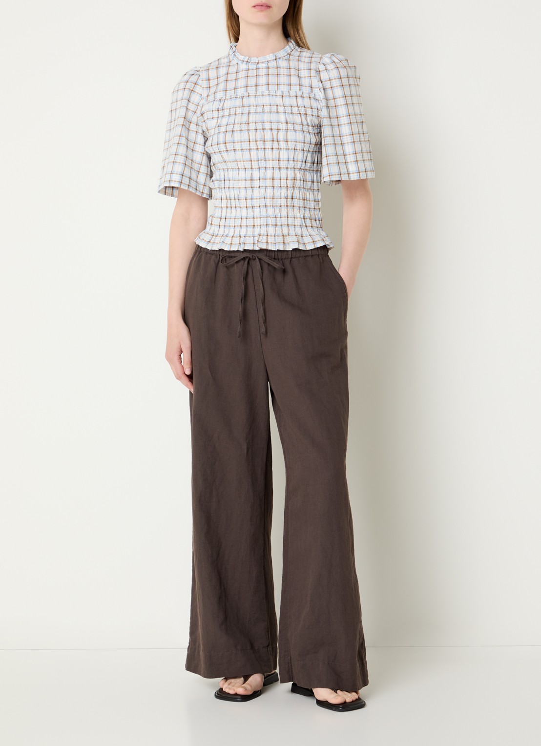 Neo Noir Heifa high waist wide fit broek in linnenblend met steekzakken  - voorkant 4 donkerbruin