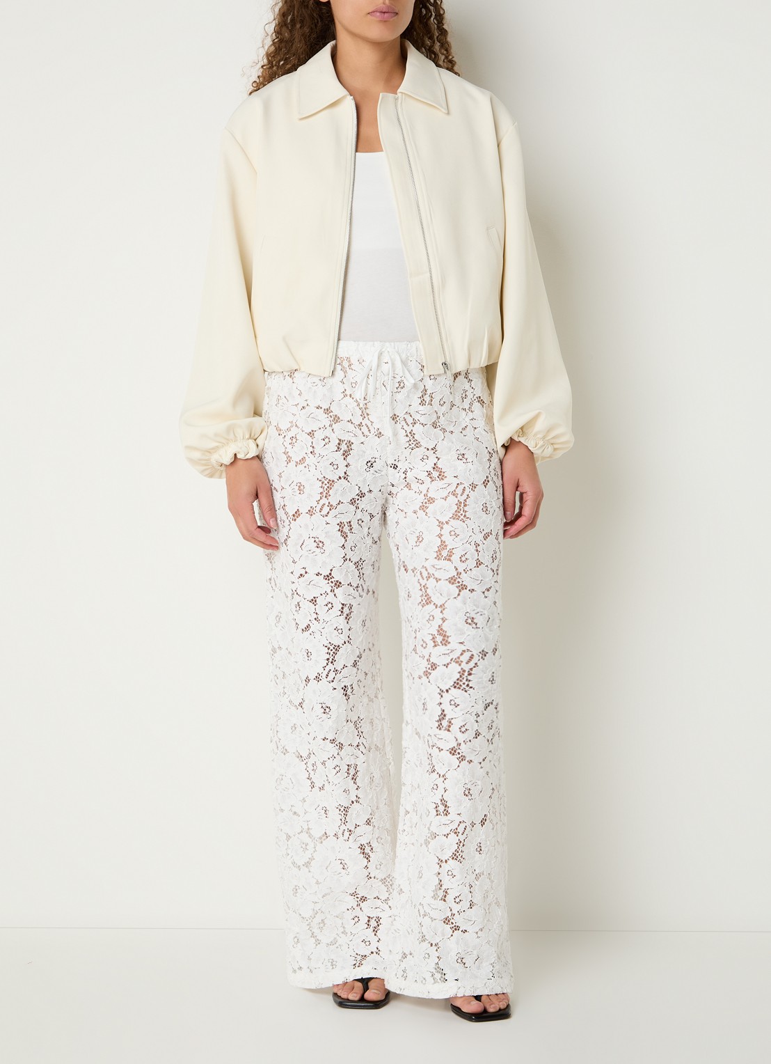 Neo Noir Kelans mid waist flared fit broek van kant  - voorkant 3 gebroken wit