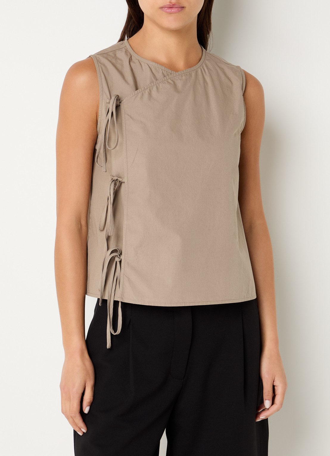 Neo Noir Lasa wikkel top met strikdetail  - detail 4 taupe