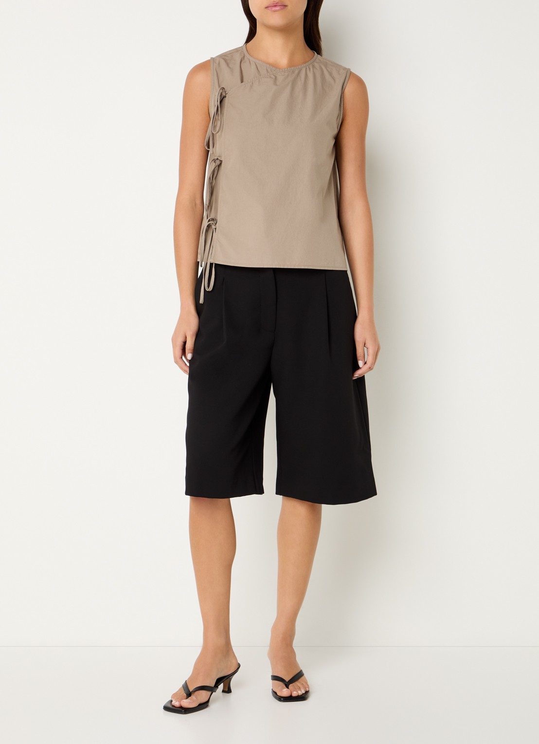 Neo Noir Lasa wikkel top met strikdetail  - voorkant 3 taupe