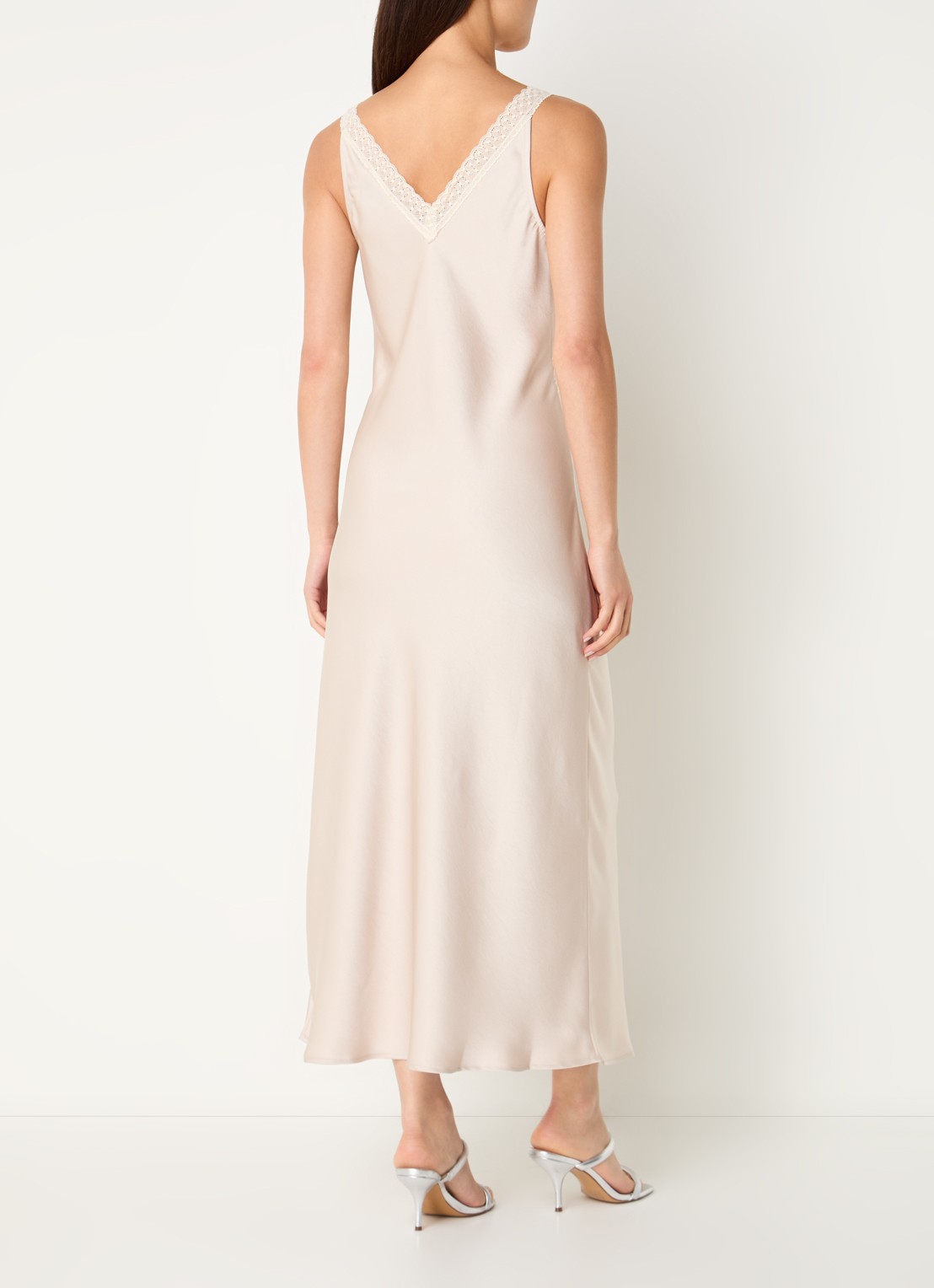 Neo Noir Maxi jurk van satijn met details van kant - achterkant beige