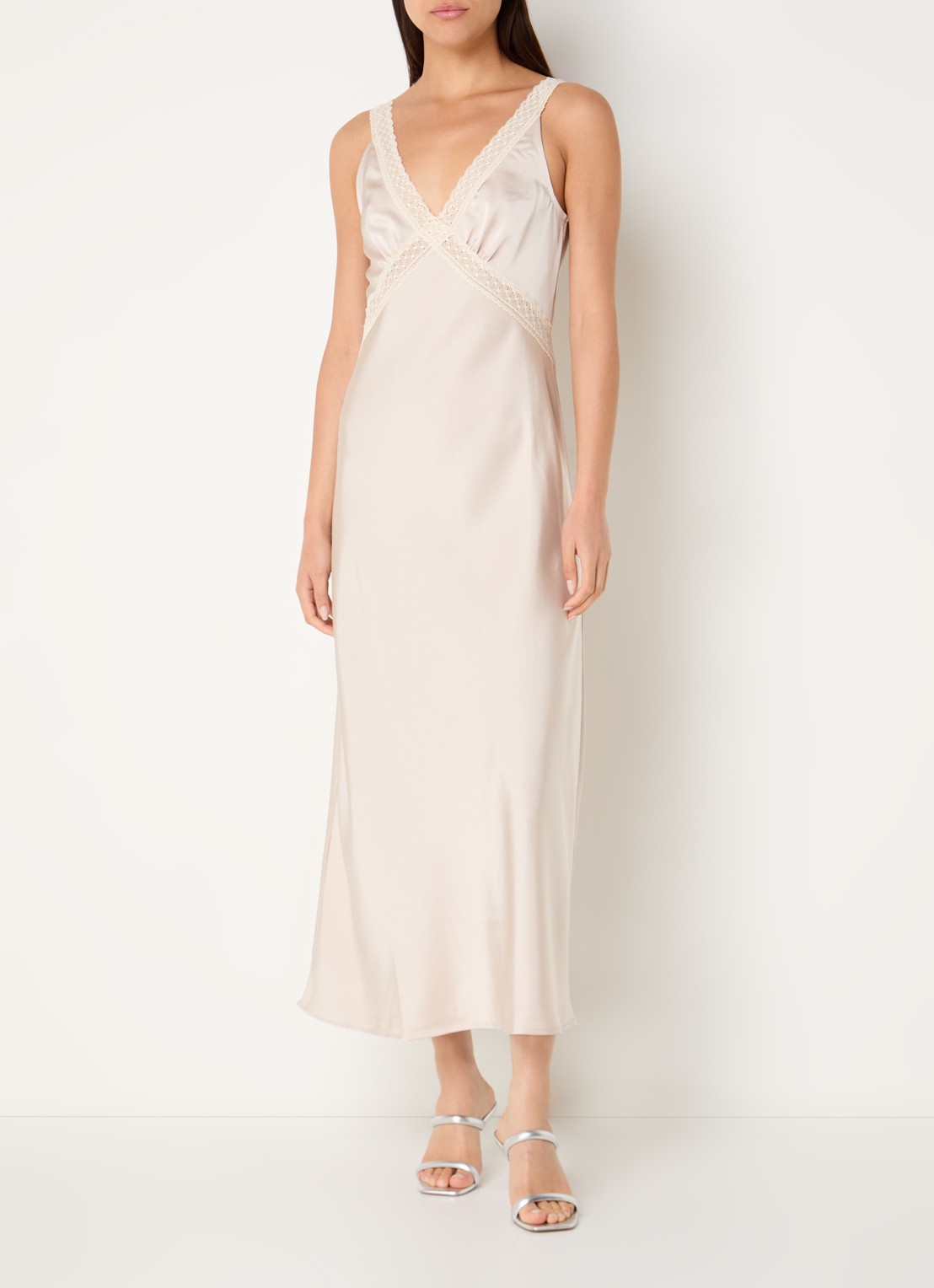Neo Noir Maxi jurk van satijn met details van kant - detail 2 beige
