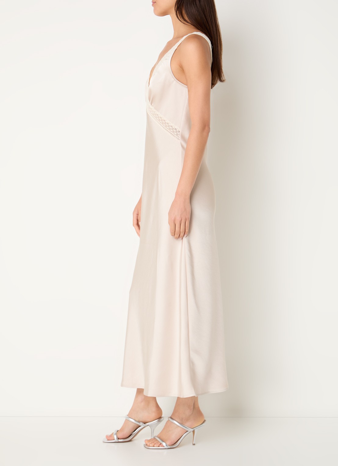 Neo Noir Maxi jurk van satijn met details van kant - voorkant 5 beige