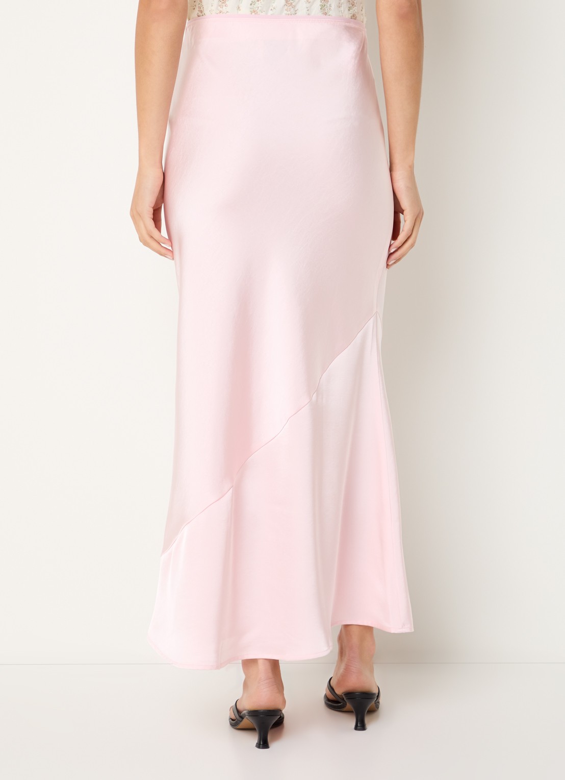 Neo Noir Ninad high waist midi A-lijn rok van satijn  - achterkant 3 lichtroze