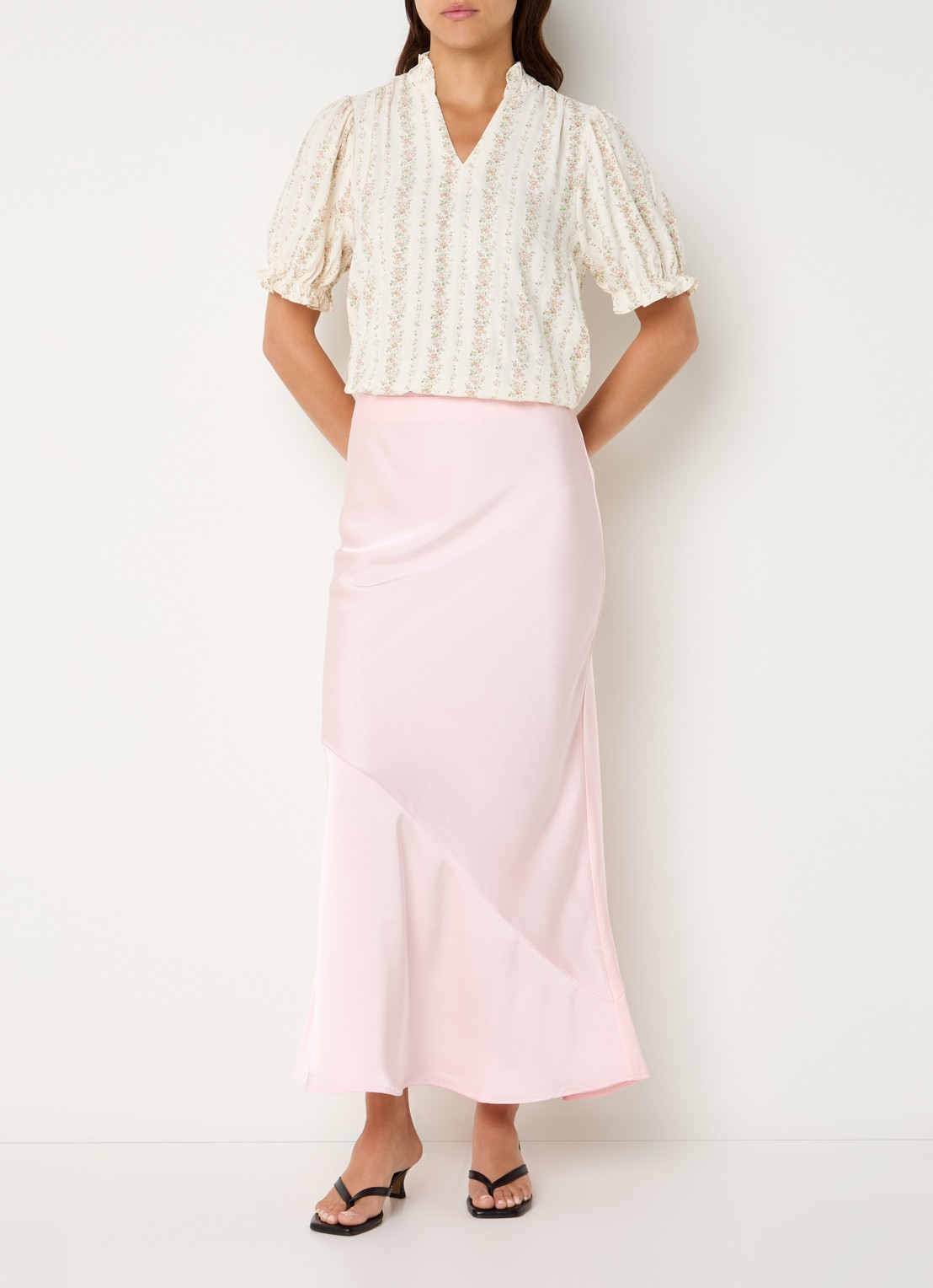 Neo Noir Ninad high waist midi A-lijn rok van satijn  - voorkant 2 lichtroze