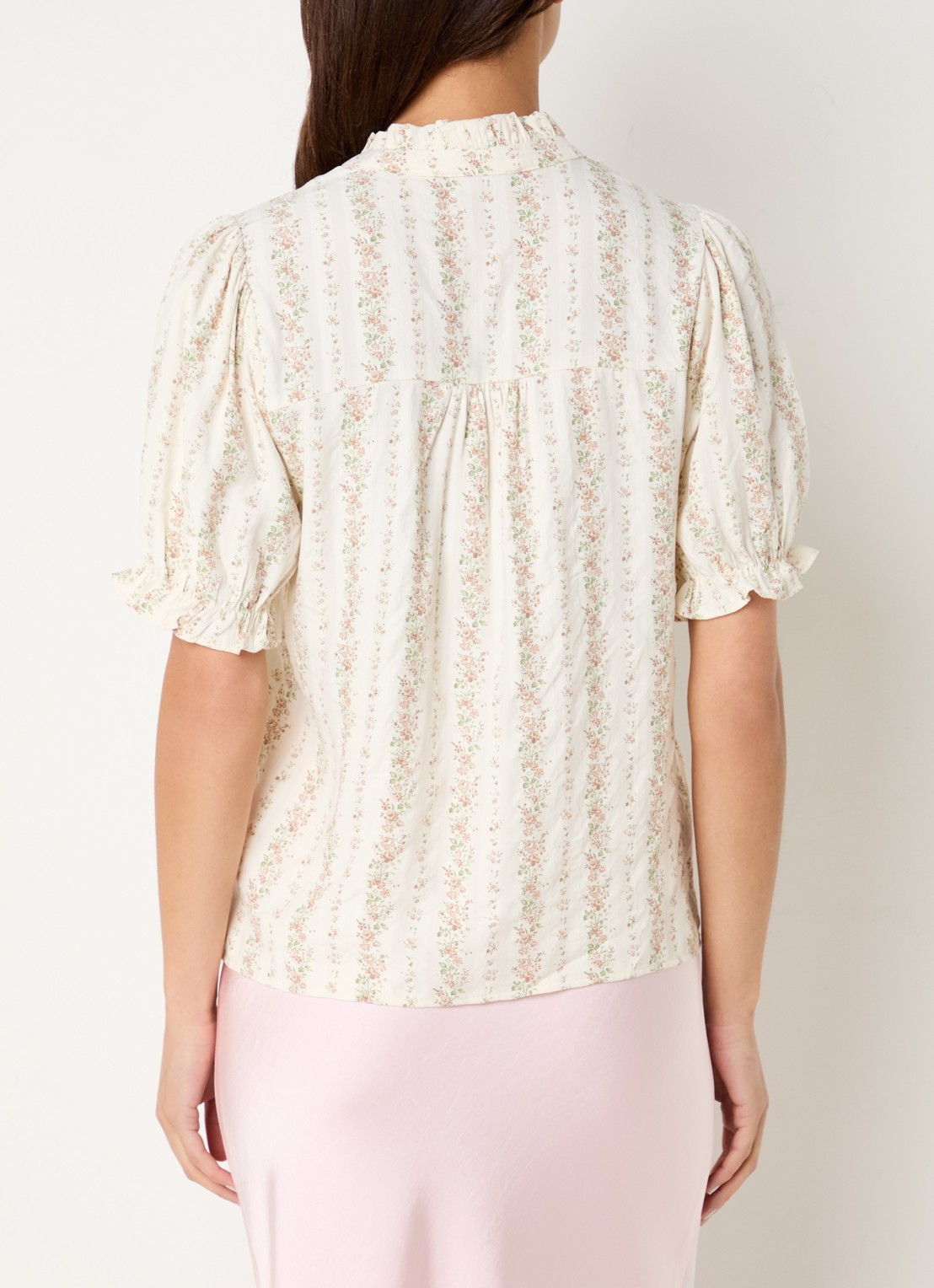 Neo Noir Odesa blouse met bloemenprint en volant  - achterkant gebroken wit