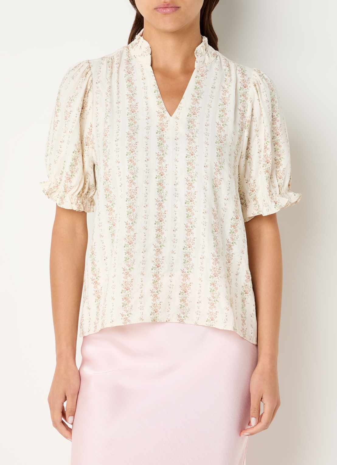 Neo Noir Odesa blouse met bloemenprint en volant  - detail 4 gebroken wit