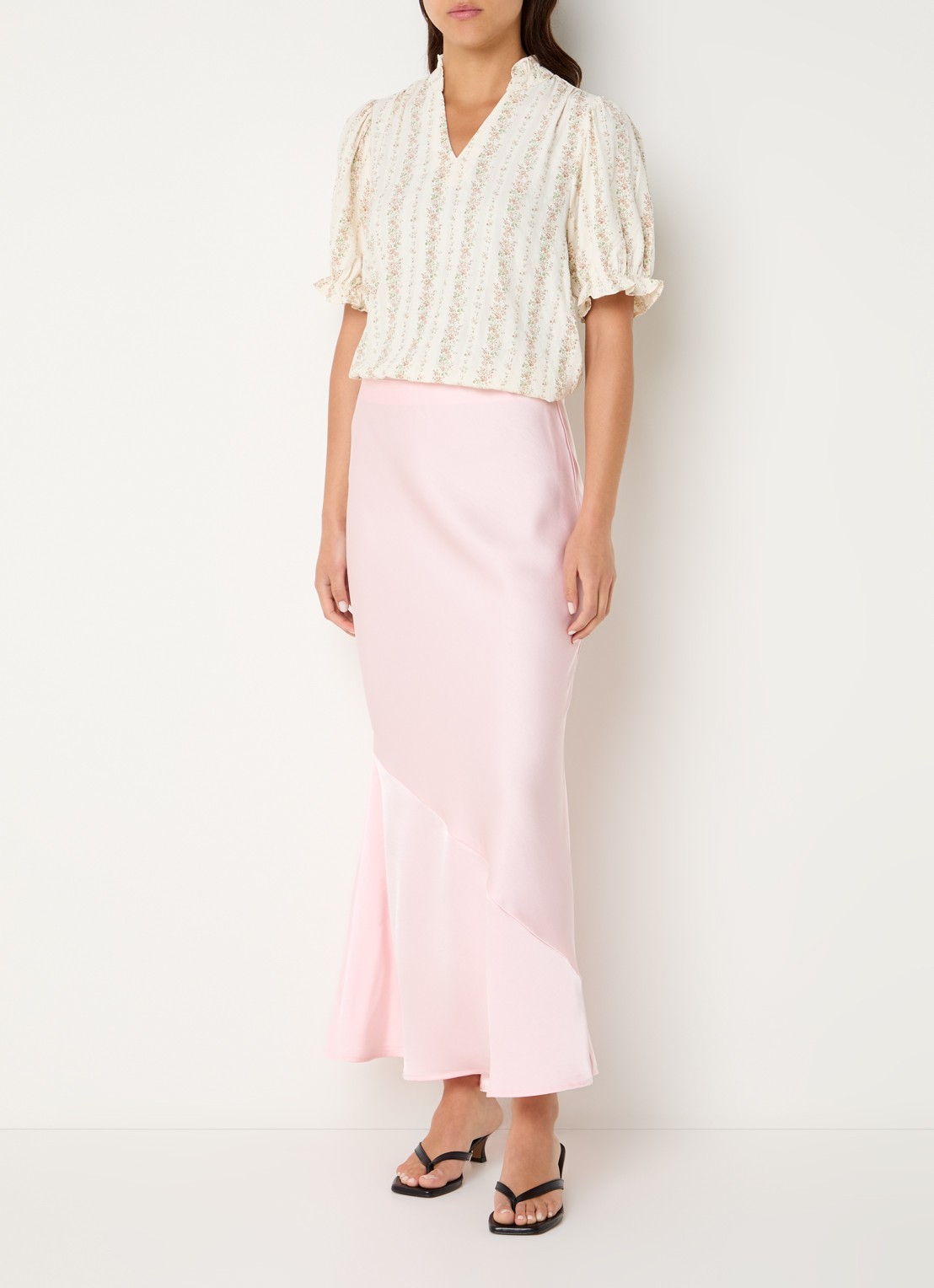 Neo Noir Odesa blouse met bloemenprint en volant  - voorkant 3 gebroken wit
