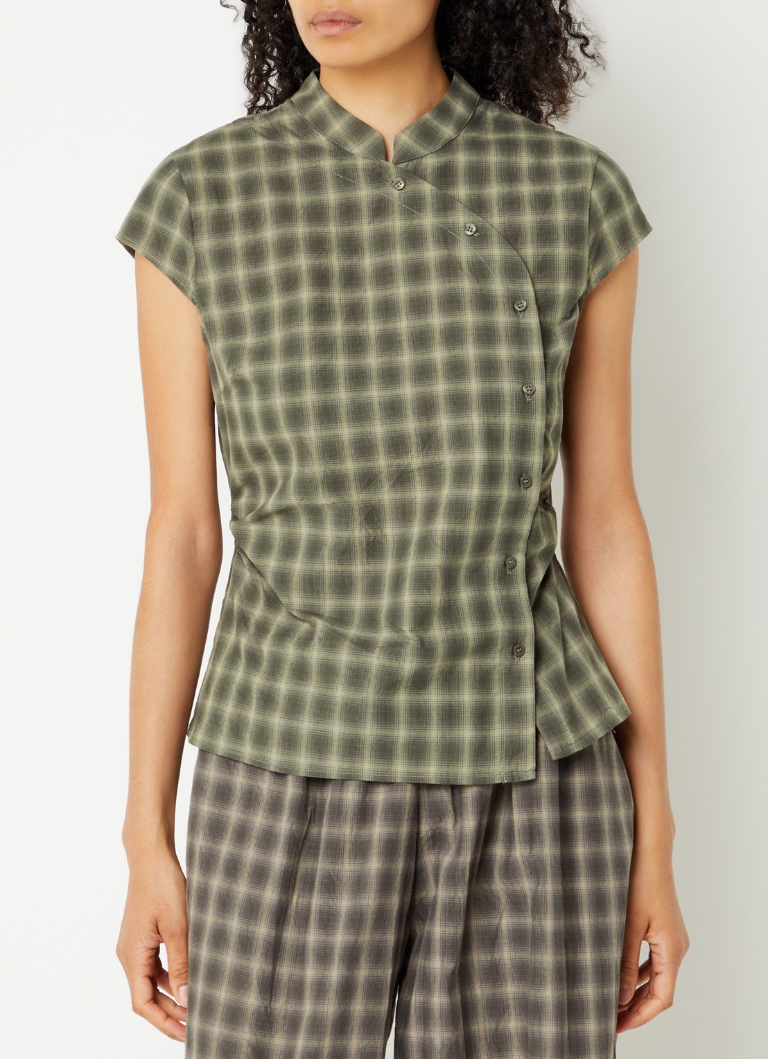 Neo Noir Pascale blouse met ruitdessin - detail legergroen