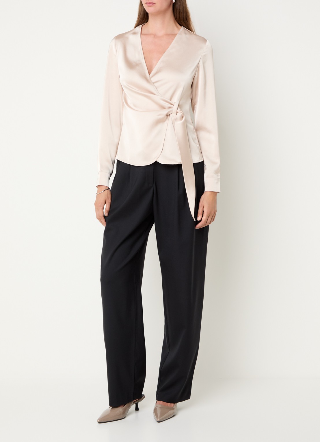 Neo Noir Petris blouse van satijn  - voorkant 2 naturel