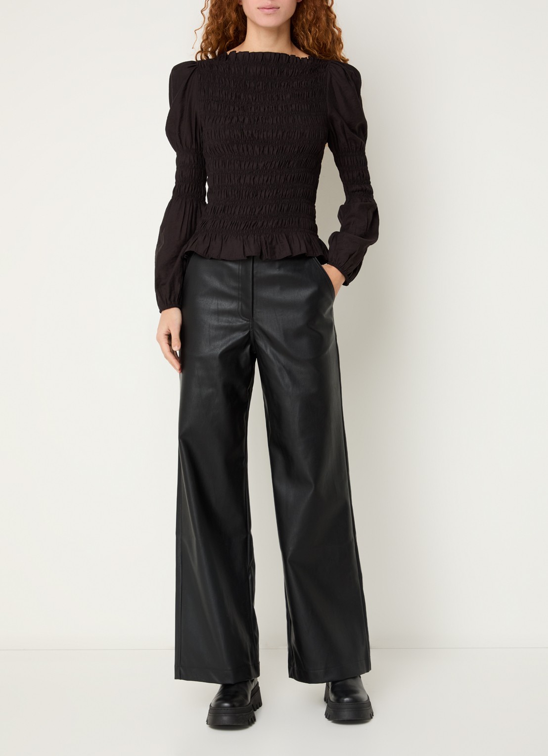 Neo Noir Polka top met smockwerk  - voorkant 3 zwart