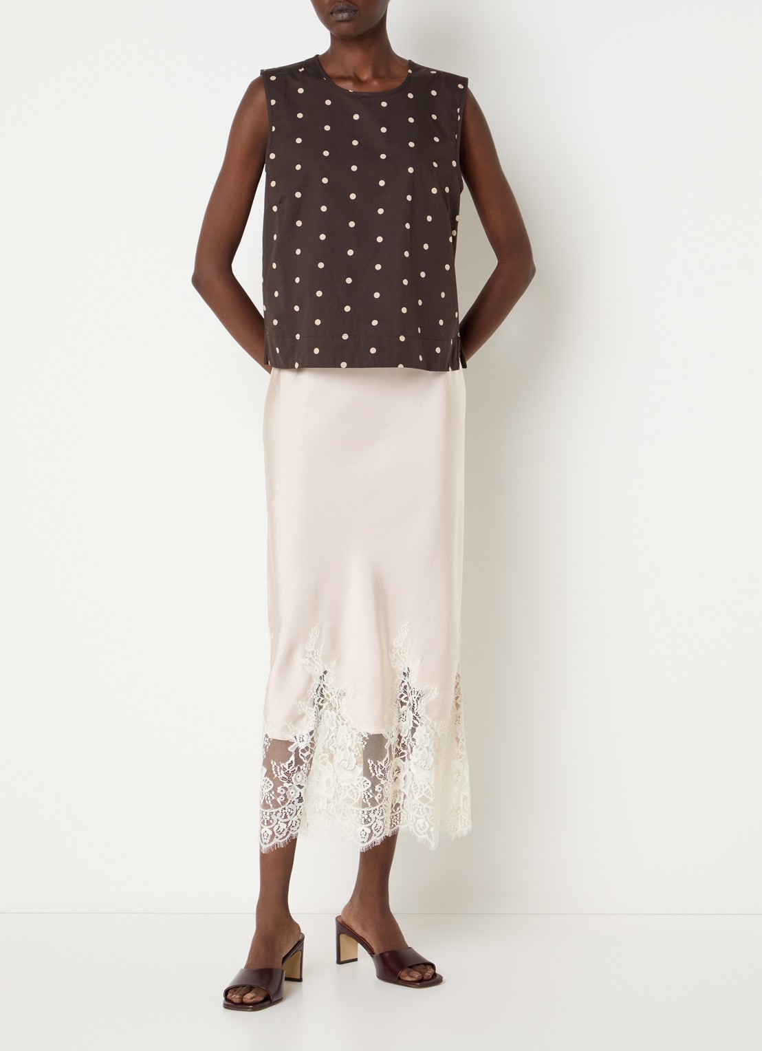 Neo Noir Polly mouwloze top met stippenprint - voorkant 2 donkerbruin