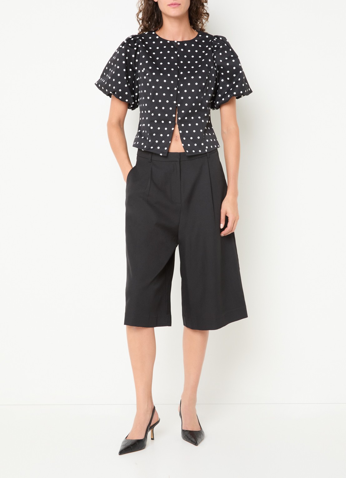 Neo Noir Rima high waist wide fit korte pantalon met plooidetail - voorkant 2 zwart