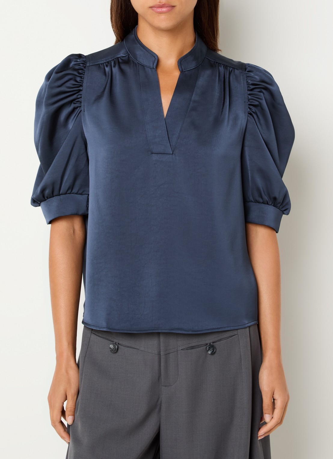 Neo Noir Roella top van satijn met pofmouw - detail donkerblauw