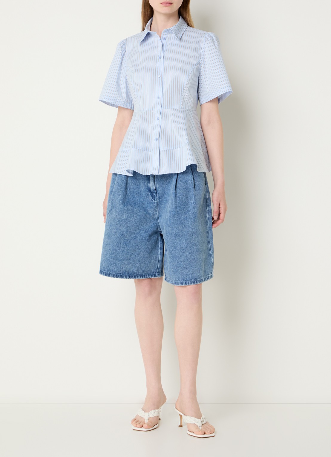 Neo Noir Rosel mid waist wide fit korte broek met medium wassing  - voorkant 4 indigo