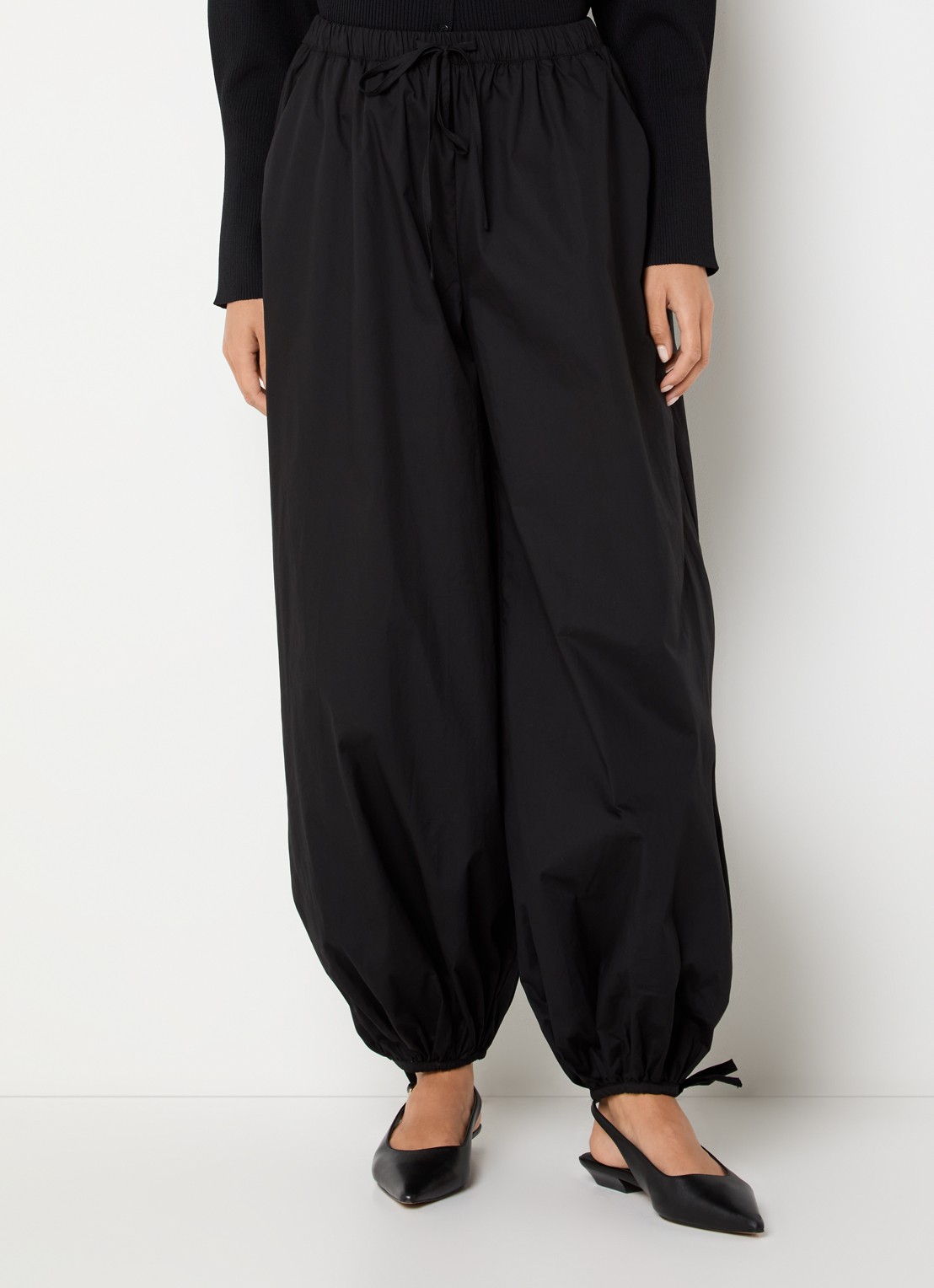 Neo Noir Roxane high waist balloon fit broek met steekzakken - detail 3 zwart