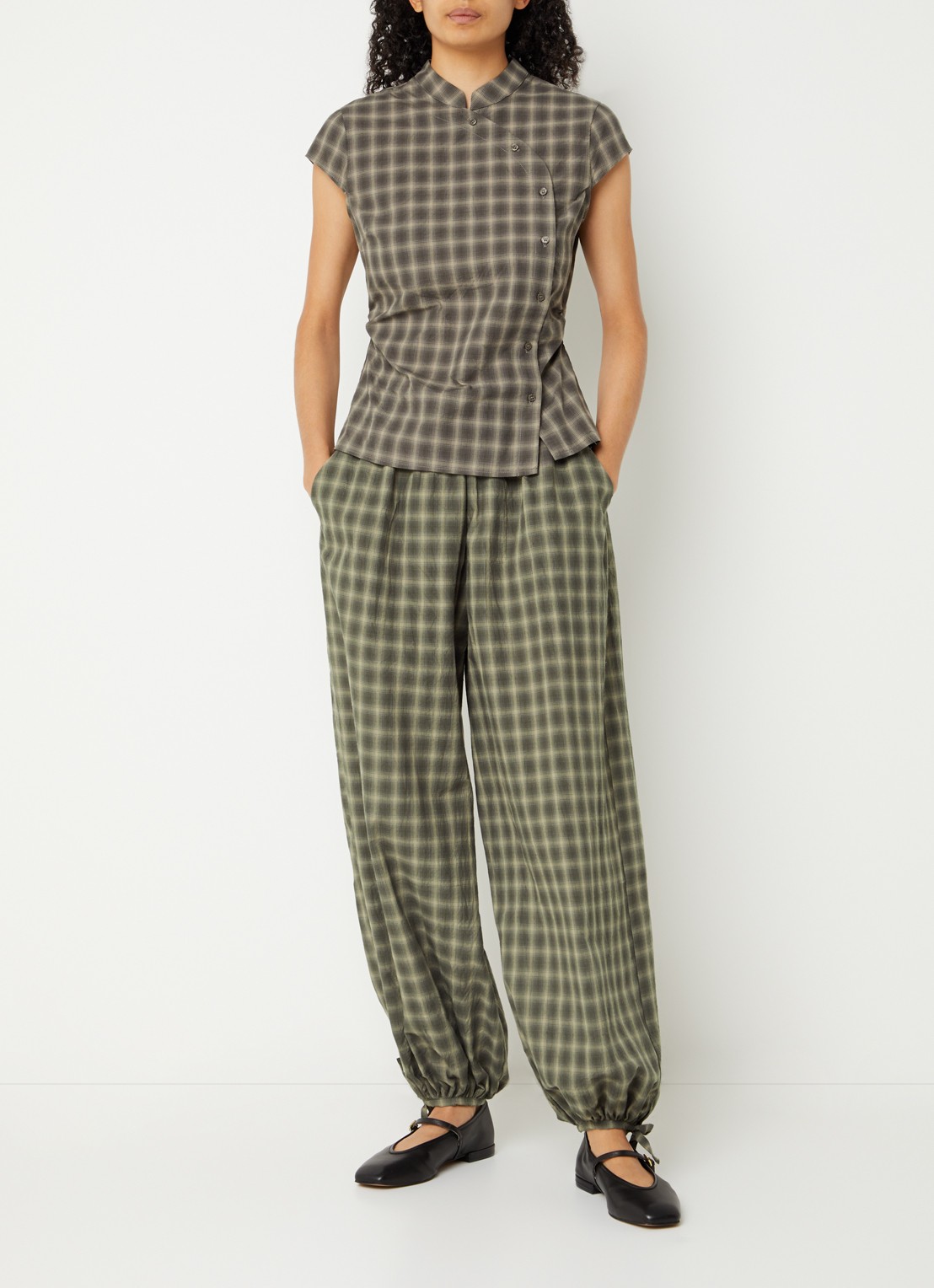 Neo Noir Roxane high waist tapered fit broek met ruitdessin - voorkant 4 legergroen