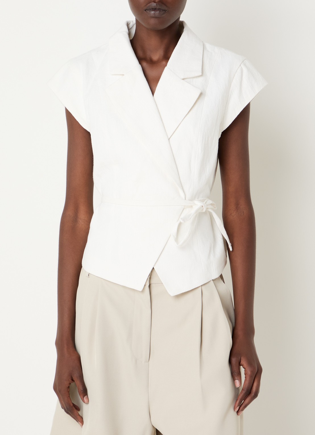 Neo Noir Salima gilet met strikceintuur - detail gebroken wit