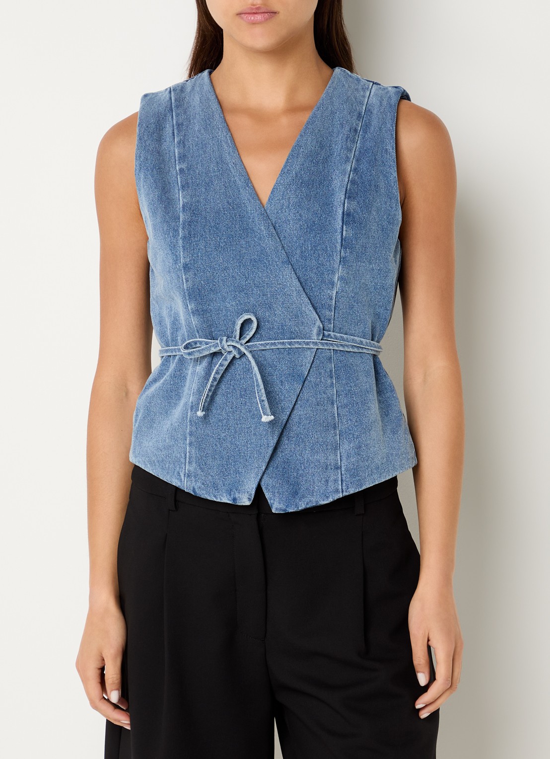 Neo Noir Samara gilet met striksluiting - detail 3 blauw