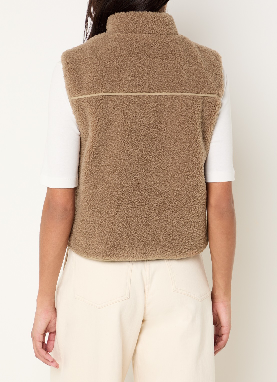 Neo Noir Scout bodywarmer van imitatiebont met steekzakken - achterkant zand
