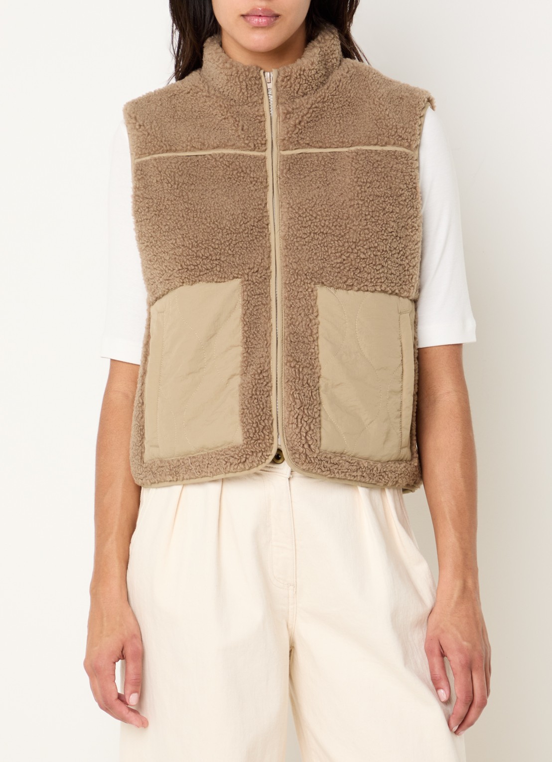 Neo Noir Scout bodywarmer van imitatiebont met steekzakken - detail 2 zand