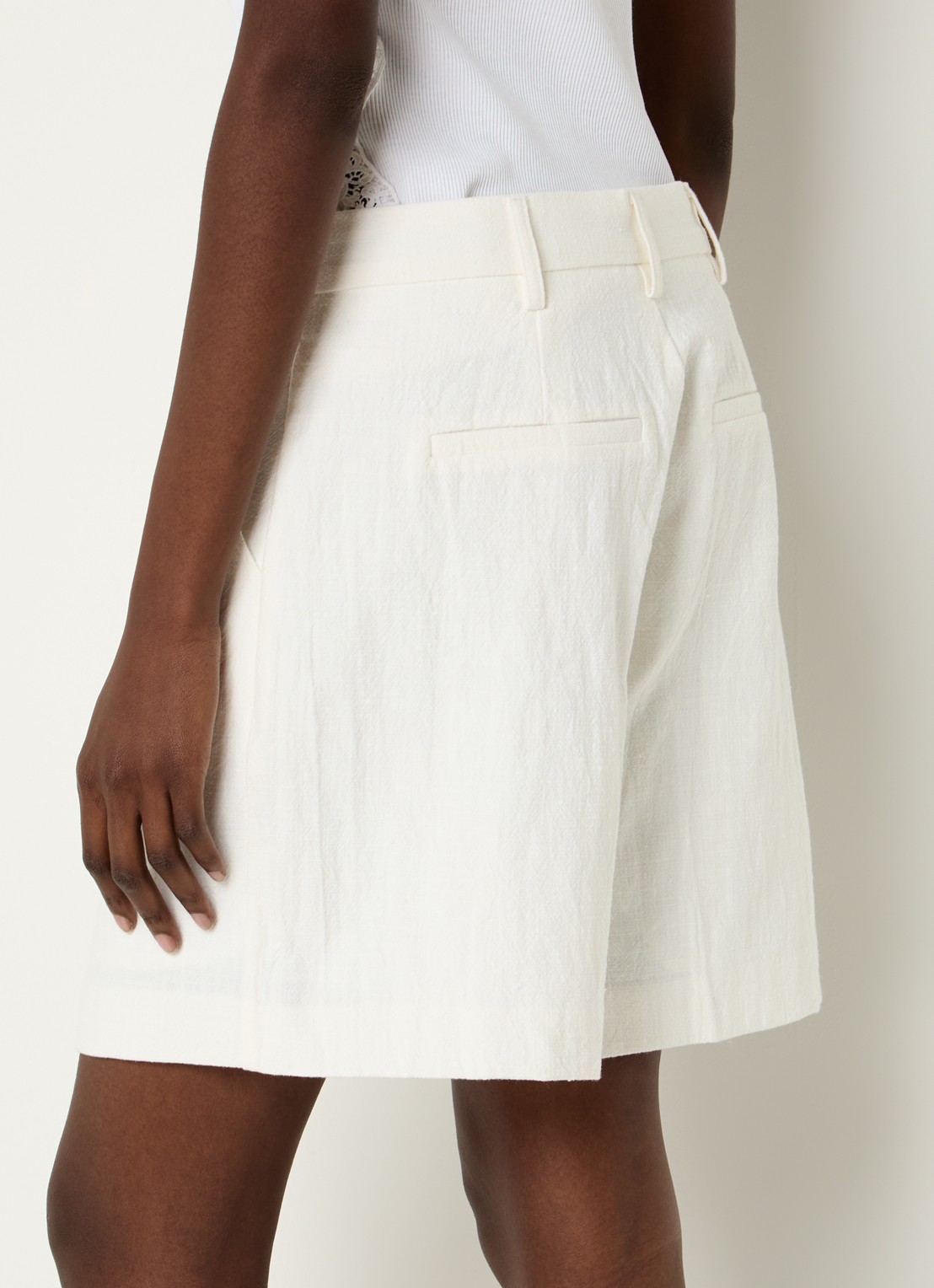 Neo Noir Sega Ramie mid waist loose fit korte broek met steekzakken - achterkant 3 gebroken wit
