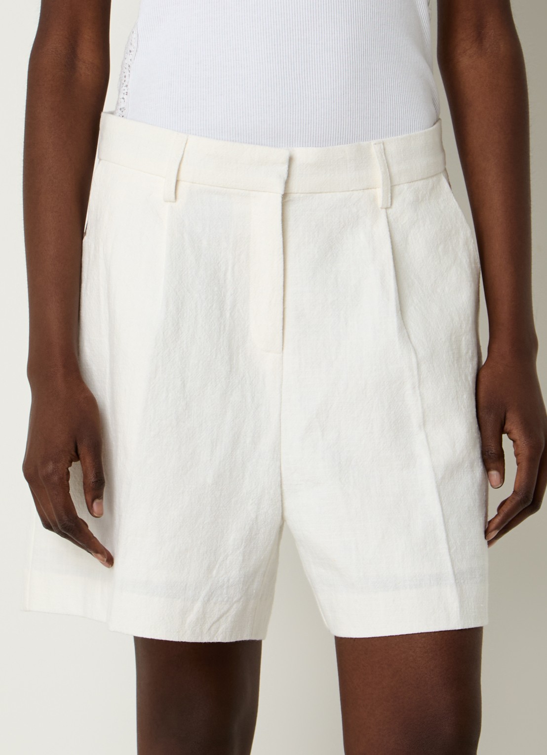 Neo Noir Sega Ramie mid waist loose fit korte broek met steekzakken - detail 4 gebroken wit