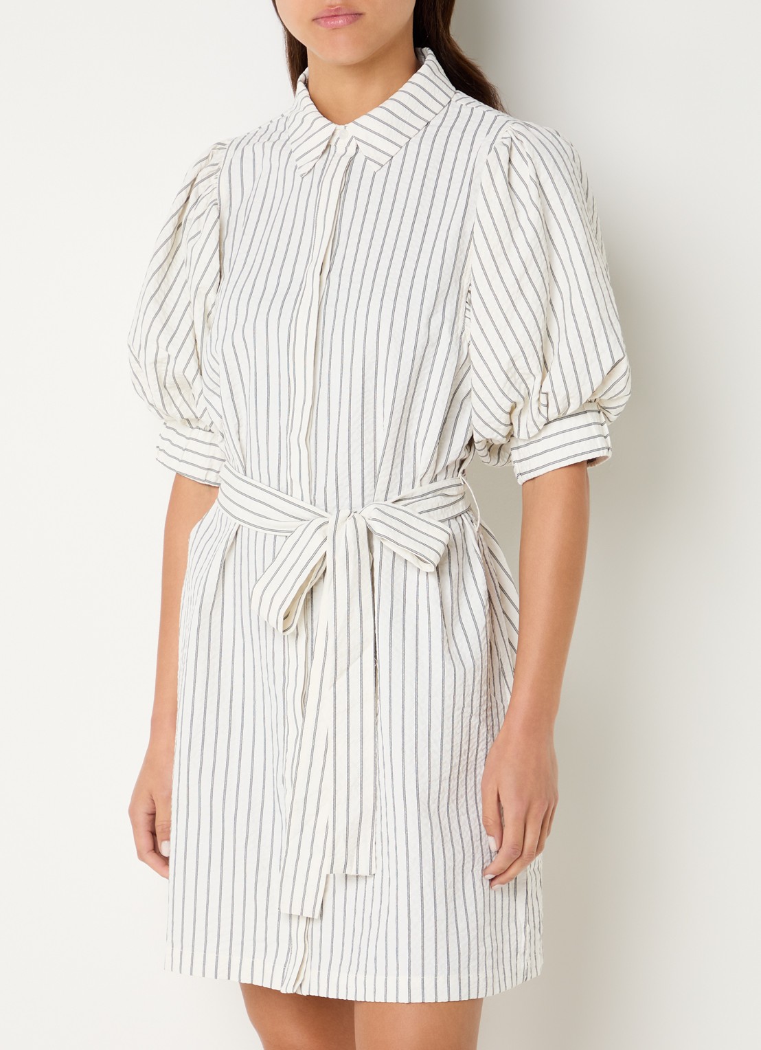 Neo Noir Serene mini blouse jurk met streepprint en strikceintuur  - detail 4 gebroken wit