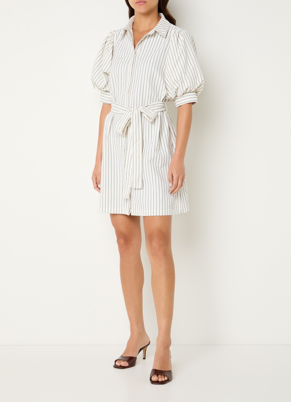 Neo Noir Serene mini blouse jurk met streepprint en strikceintuur  - voorkant 3 gebroken wit