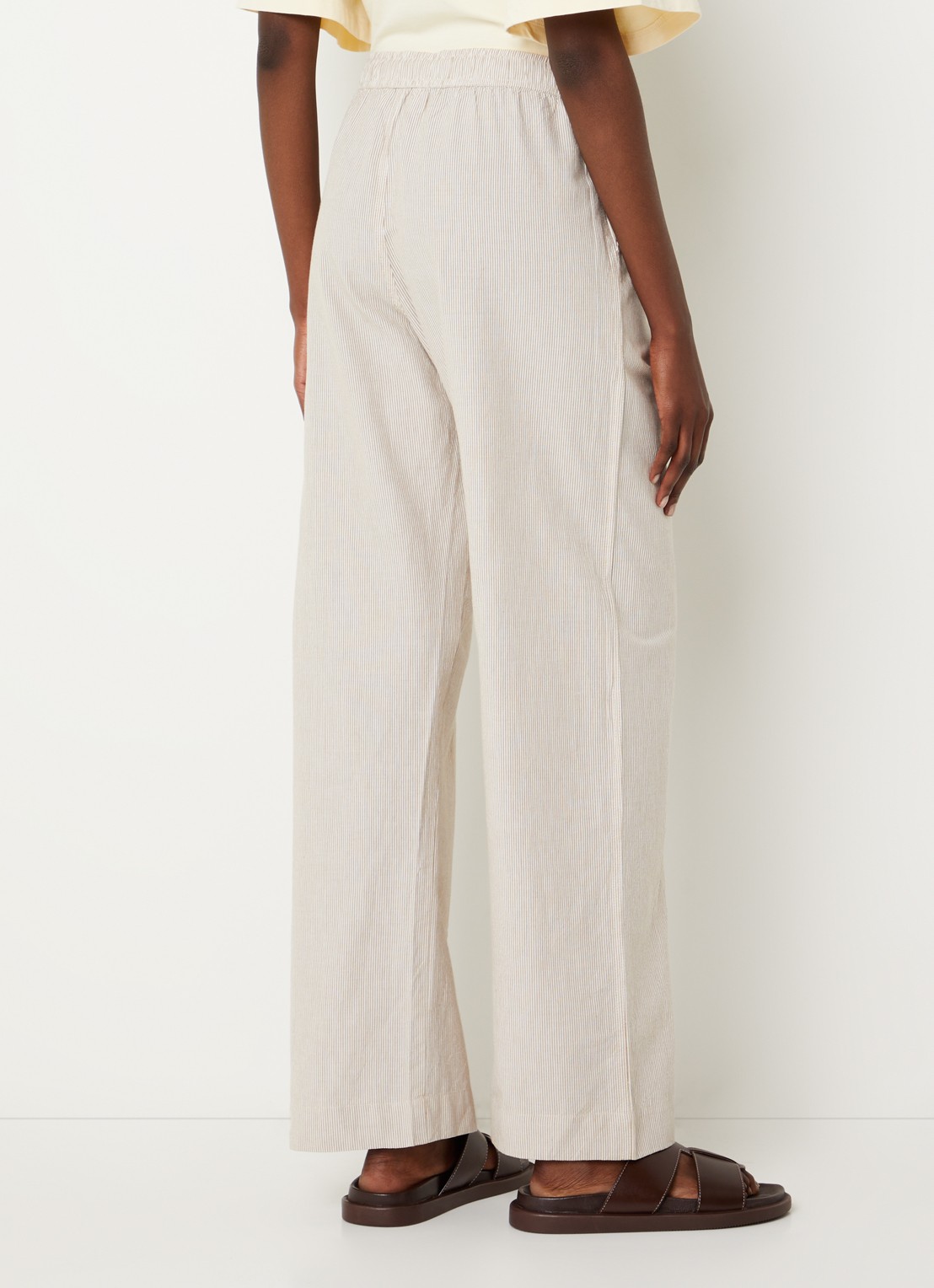 Neo Noir Sonar mid waist loose fit broek met streepprint en steekzakken - achterkant 4 zand