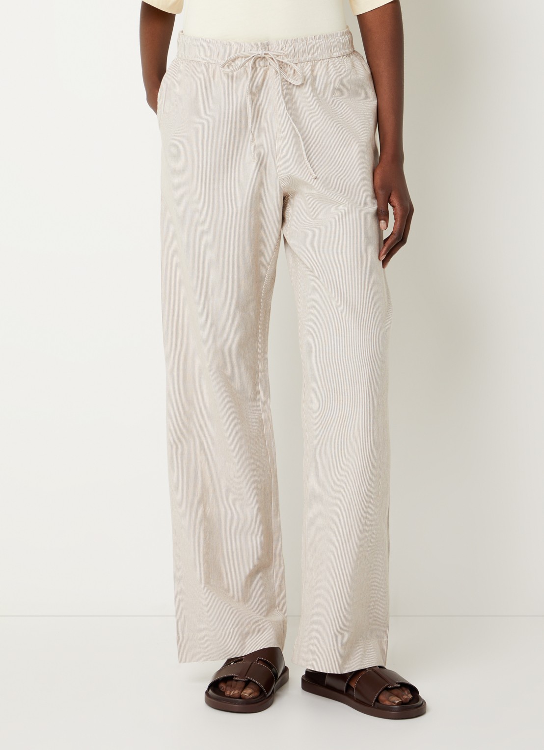 Neo Noir Sonar mid waist loose fit broek met streepprint en steekzakken - detail 3 zand