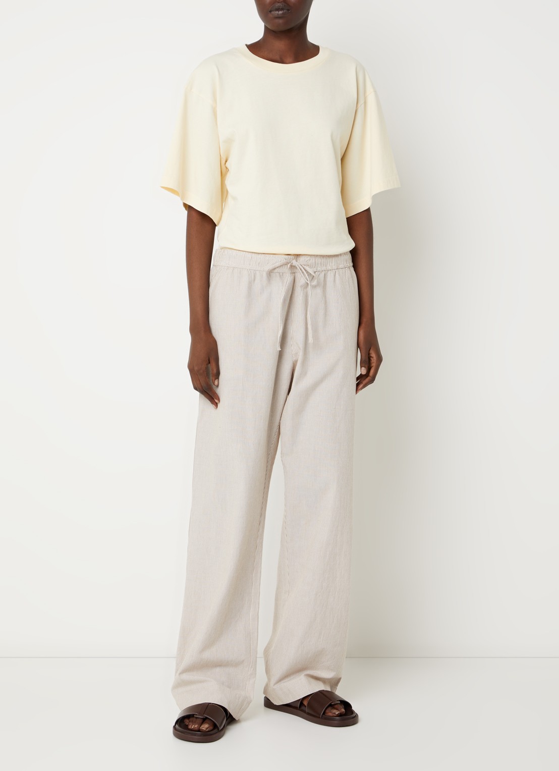 Neo Noir Sonar mid waist loose fit broek met streepprint en steekzakken - voorkant 2 zand