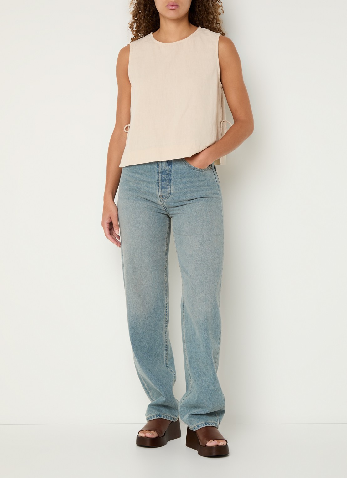 Neo Noir Svetlana top in linnenblend met strikdetail - voorkant 4 zand