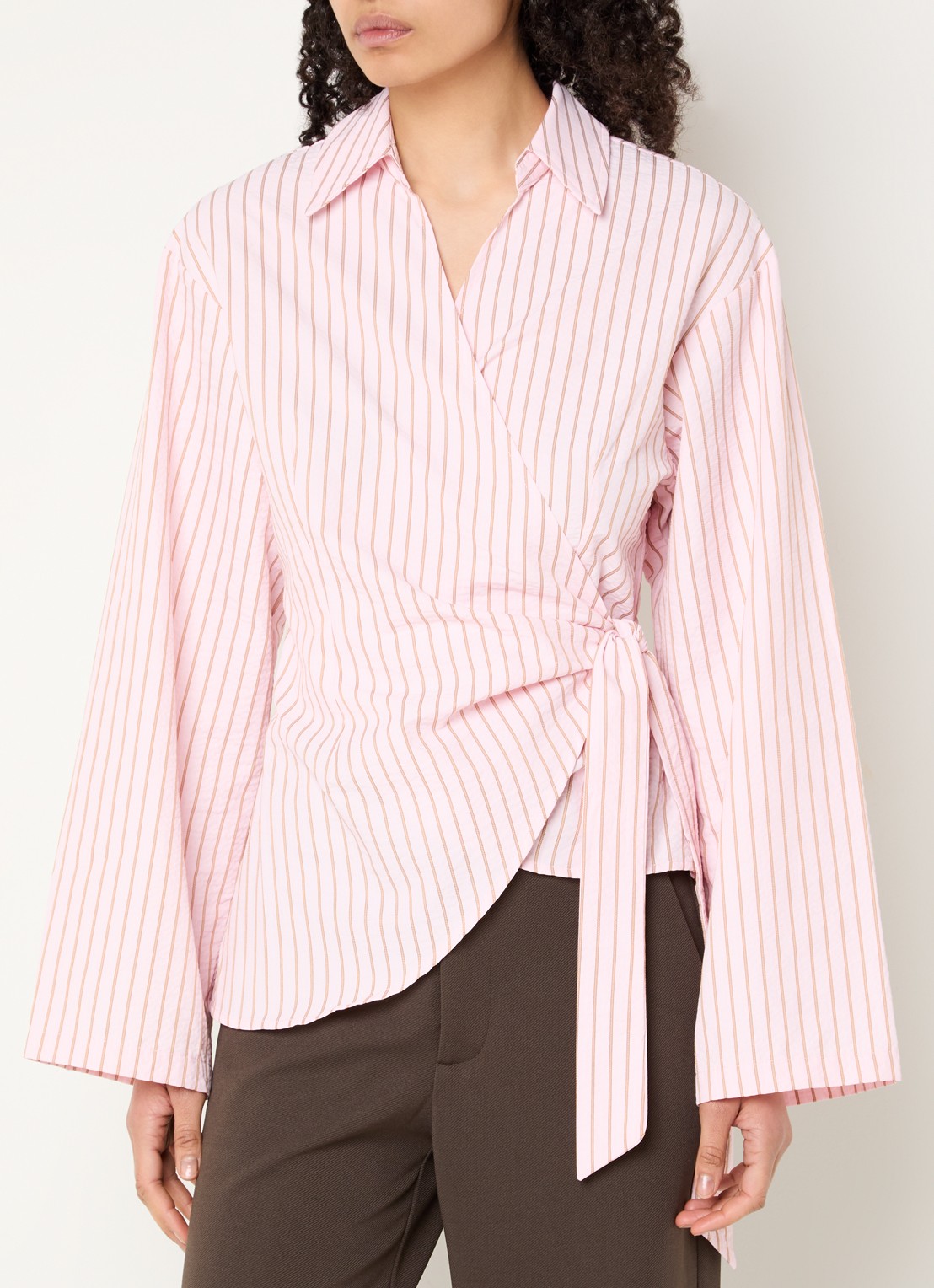 Neo Noir Tifuna asymmetrische blouse met streepprint en overslag - detail roze
