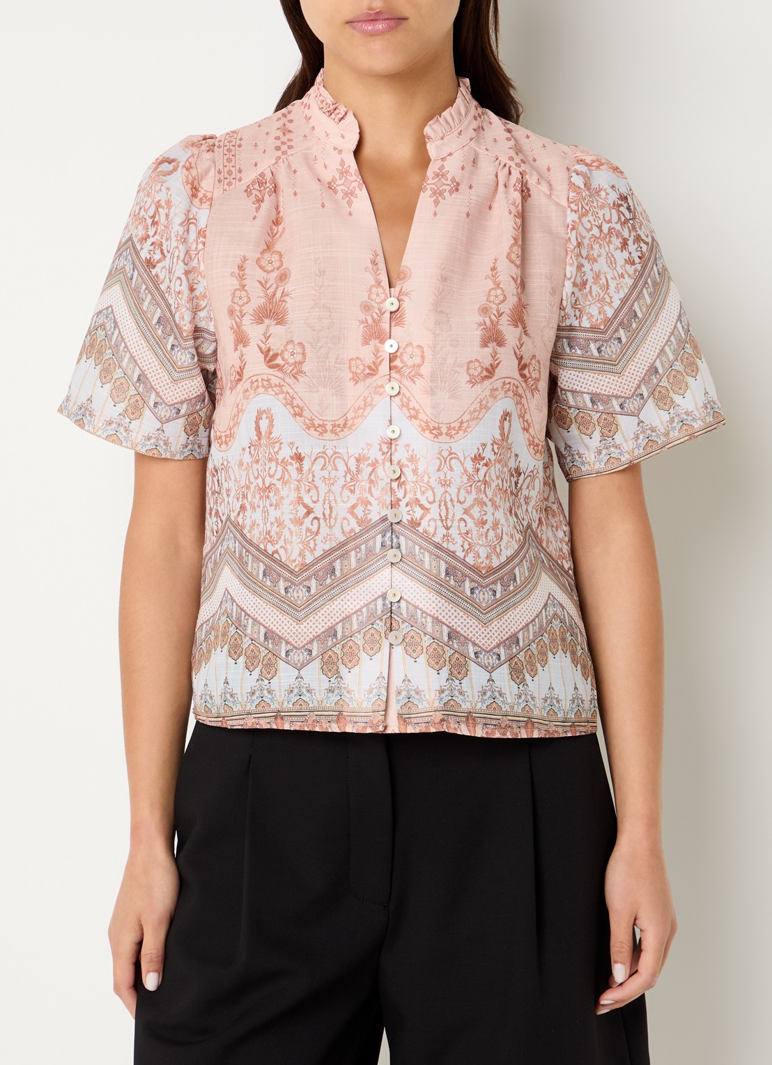 Neo Noir Torana blouse met bloemenprint  - detail 3 abrikoos