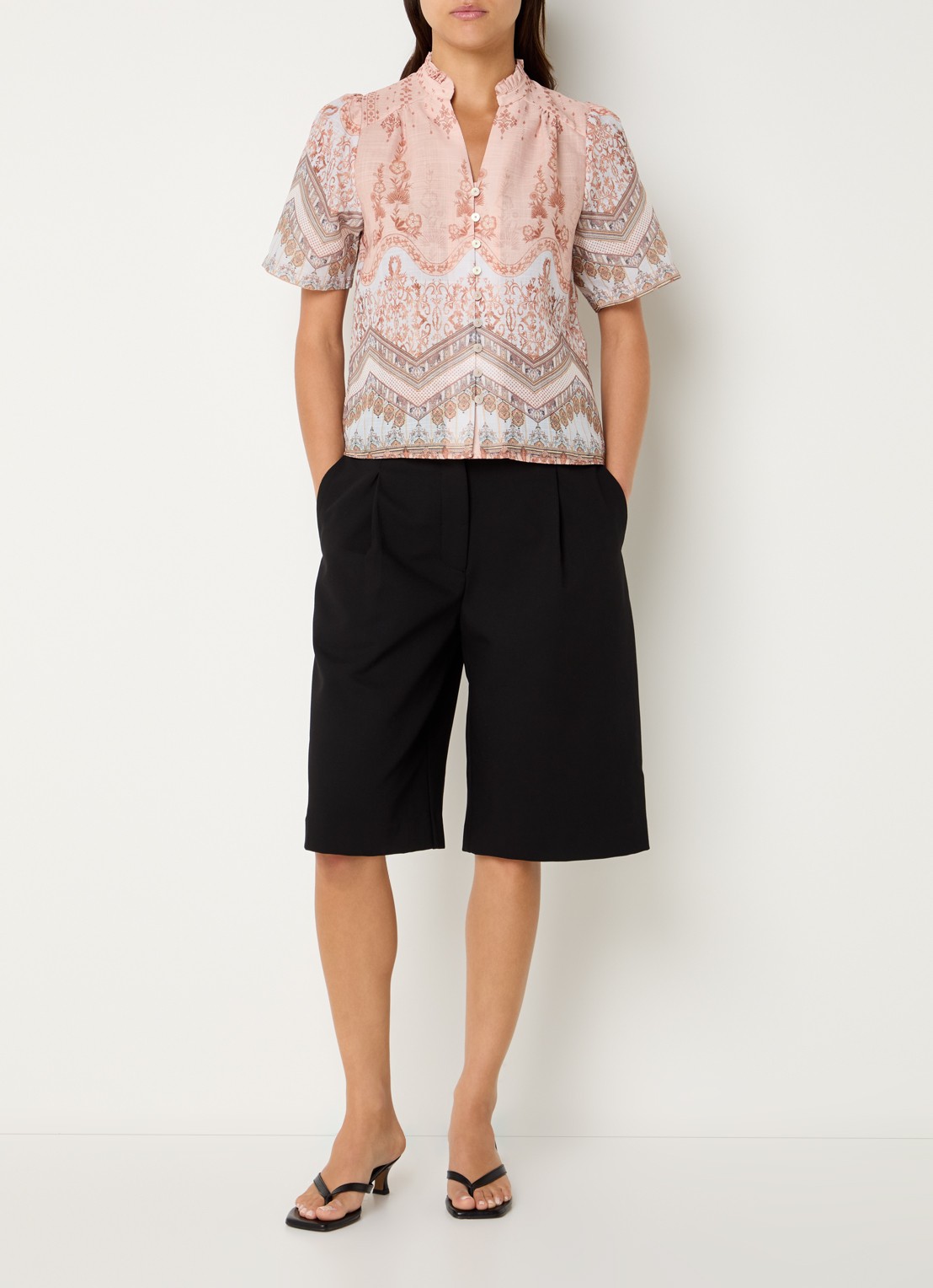 Neo Noir Torana blouse met bloemenprint  - voorkant 2 abrikoos
