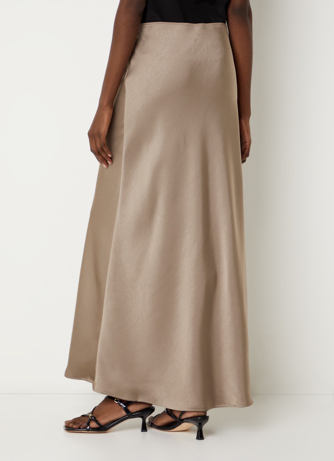 Neo Noir Vicky maxi rok van satijn - achterkant 4 taupe