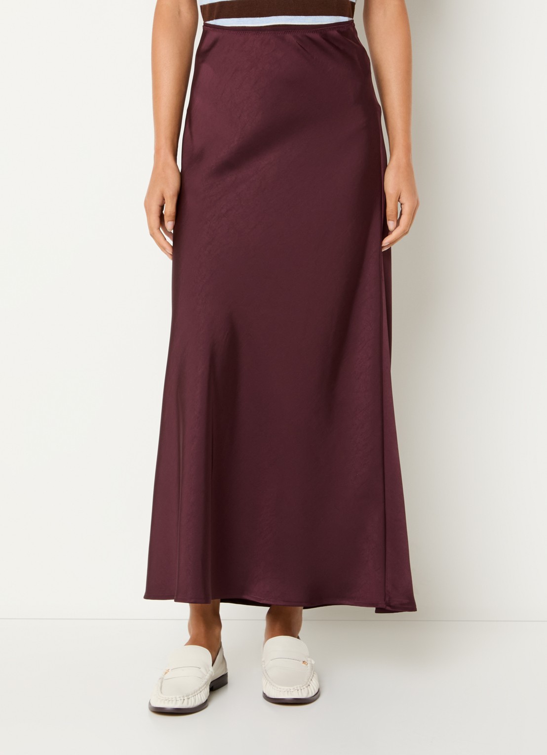 Neo Noir Vicky maxi rok van satijn - detail bordeauxrood