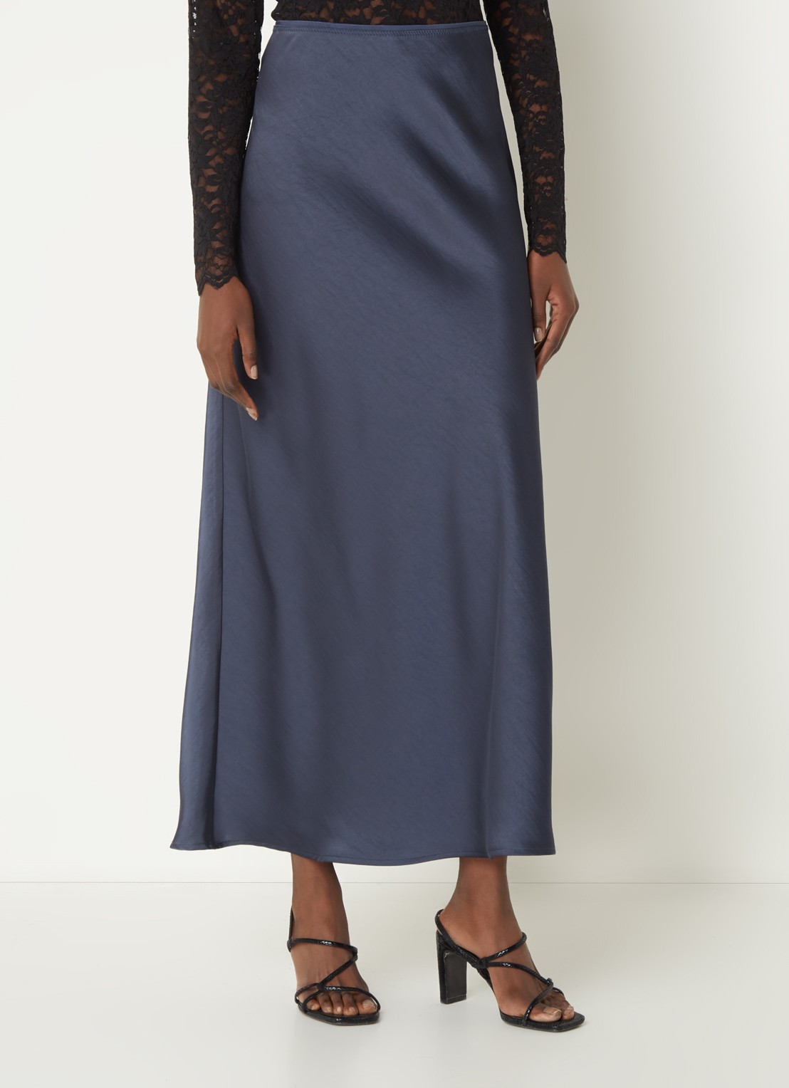 Neo Noir Vicky maxi rok van satijn - detail 3 staalblauw