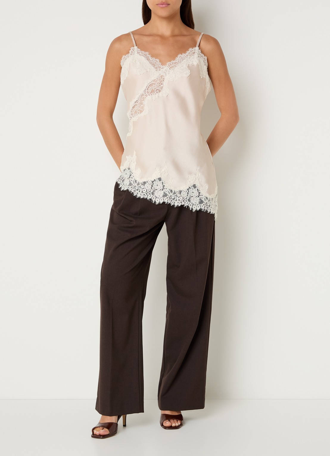 Neo Noir Viole pyjamatop van satijn met details van kant - voorkant 3 beige