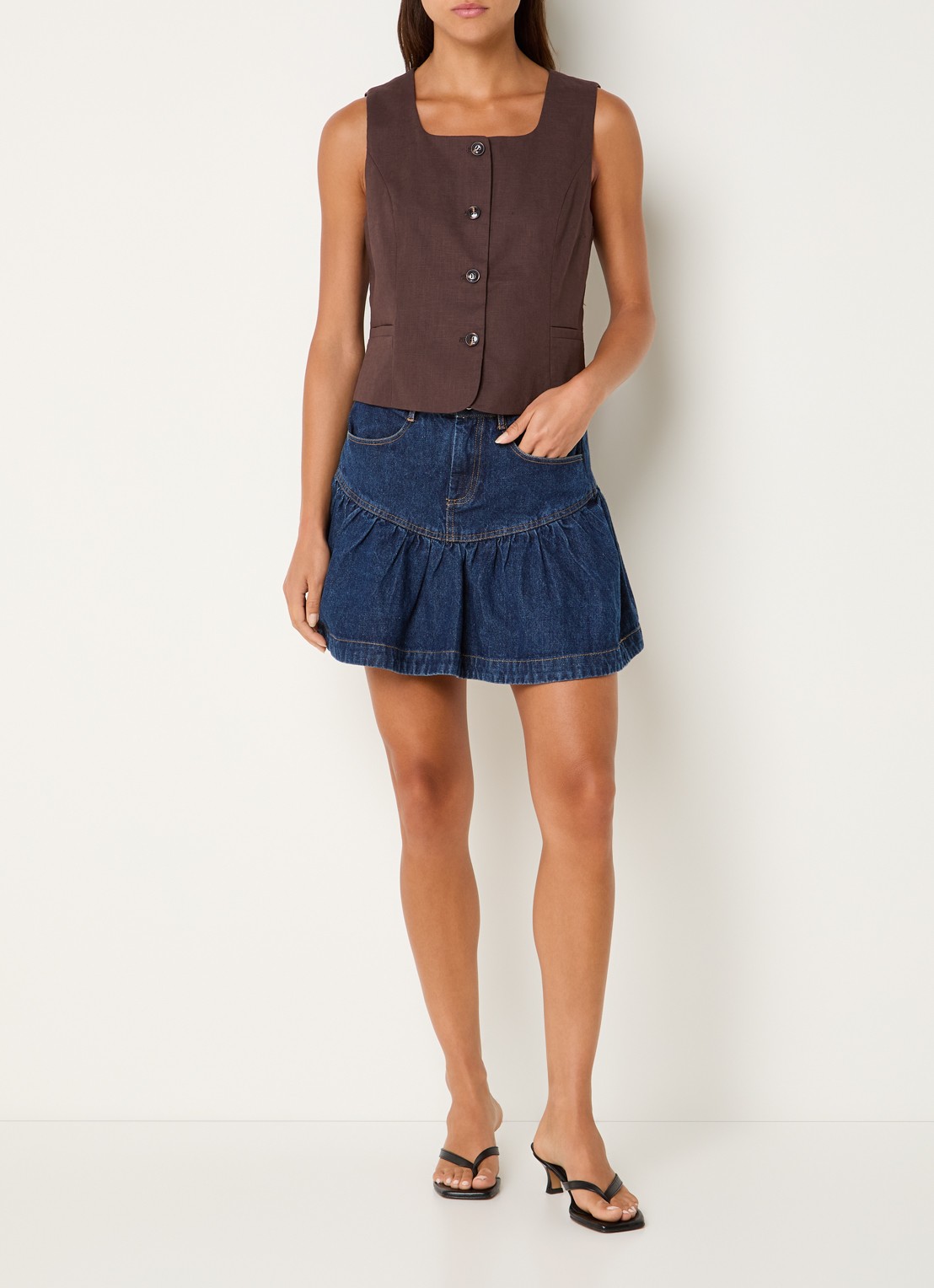 Neo Noir Yula gilet in linnenblend - voorkant 2 donkerbruin