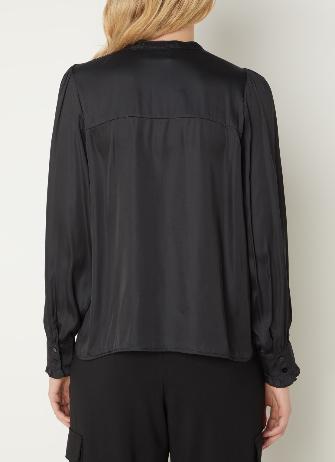 Neo Noir Zola blouse van satijn met plissé - achterkant zwart
